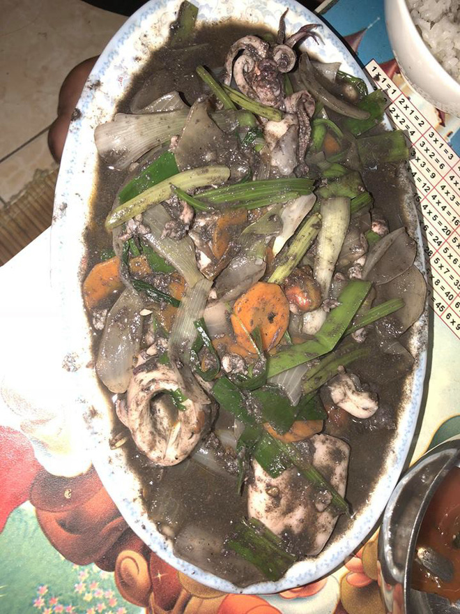 Khi gái miền biển xung phong vào bếp làm mực xào, từ bạn bè đến cộng đồng mạng phải khóc ròng